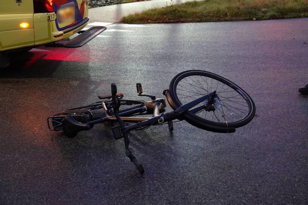 Fietser op e-bike gewond bij botsing met auto