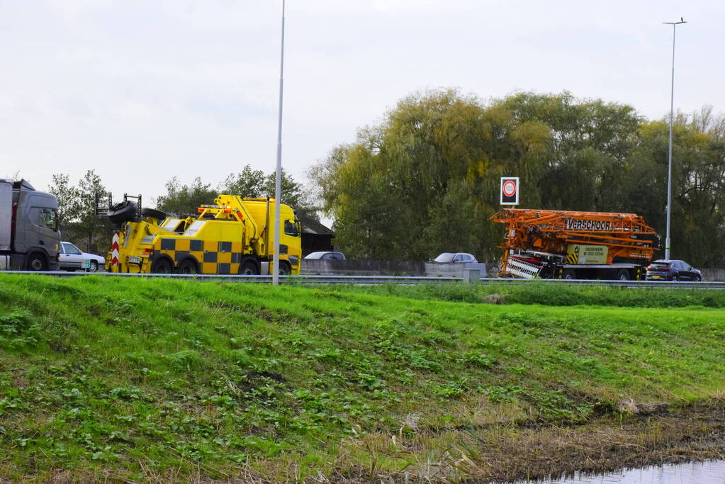 Afrit afgesloten door defecte kraanwagen