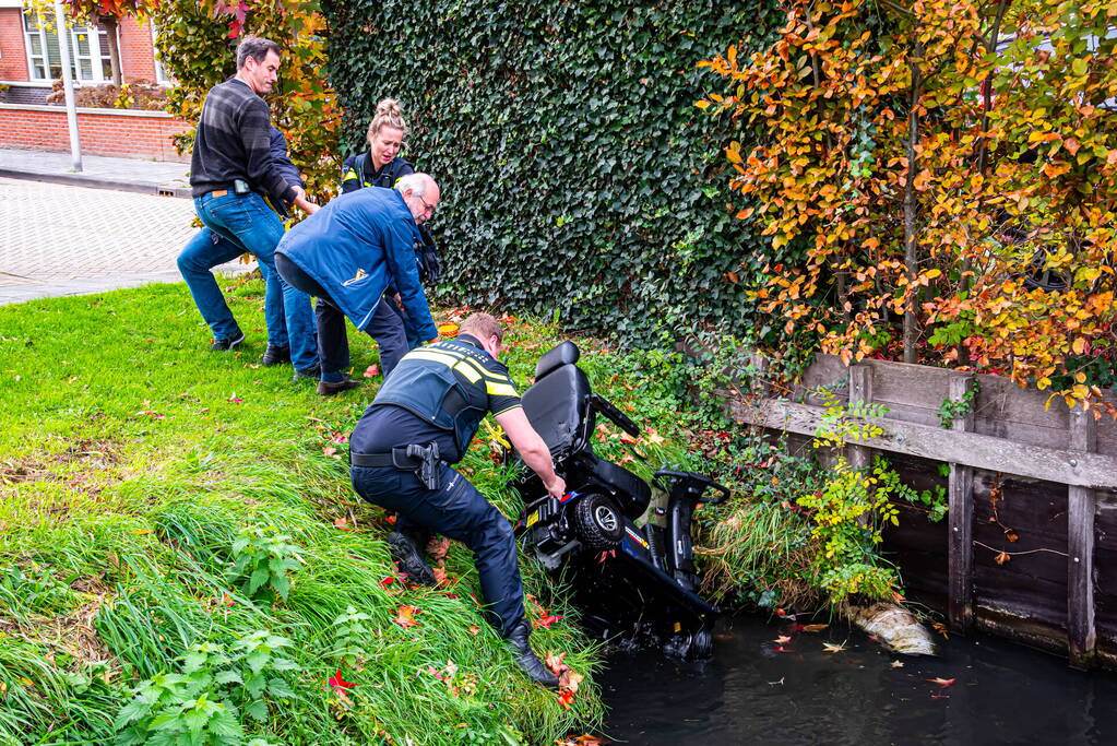 Vrouw met scootmobiel te water geraakt