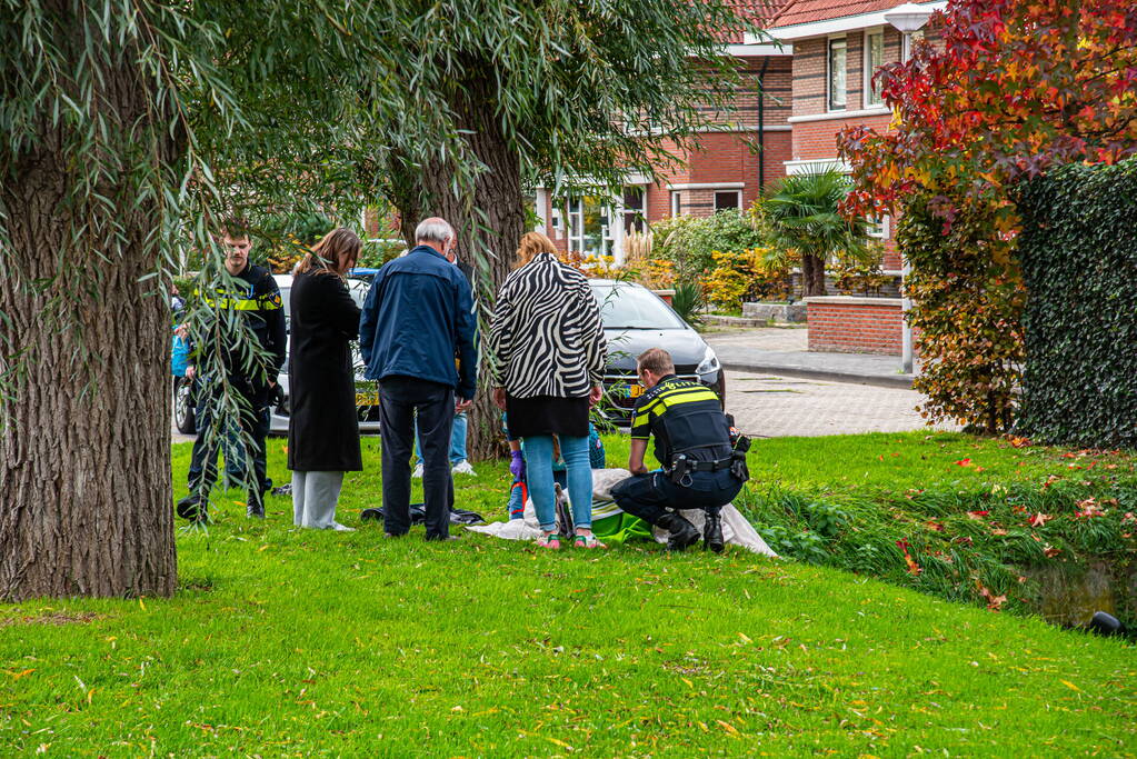 Vrouw met scootmobiel te water geraakt