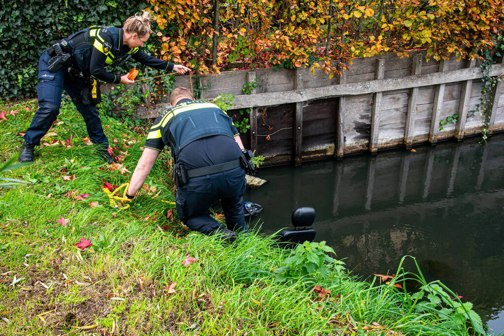 Vrouw met scootmobiel te water geraakt
