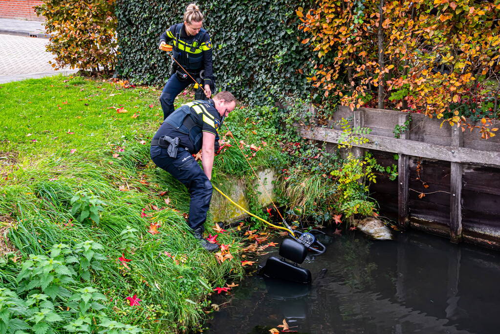 Vrouw met scootmobiel te water geraakt
