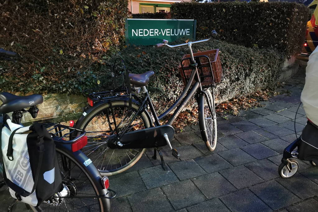 Fietser en automobilist in botsing op rotonde