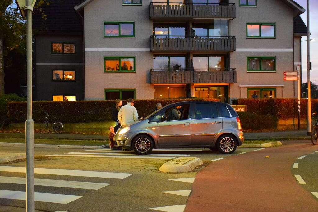 Fietser en automobilist in botsing op rotonde