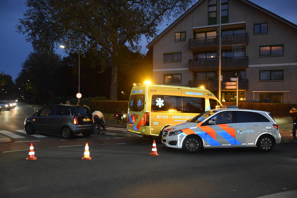 Fietser en automobilist in botsing op rotonde