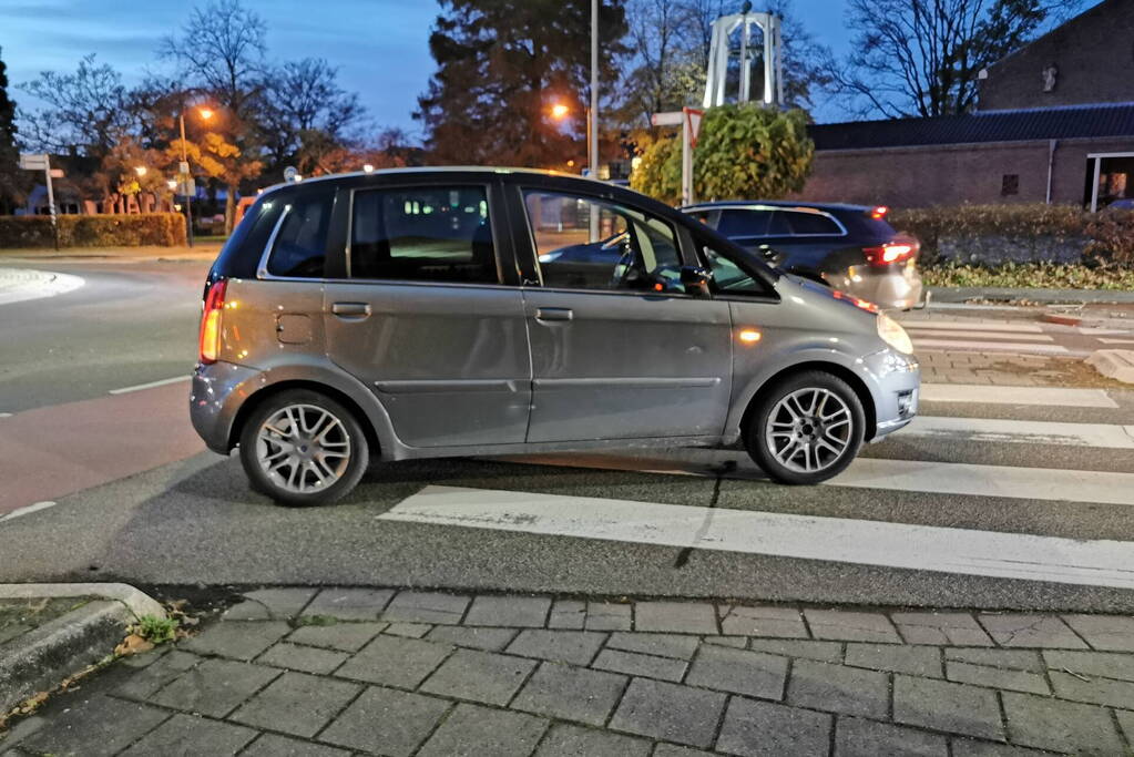 Fietser en automobilist in botsing op rotonde