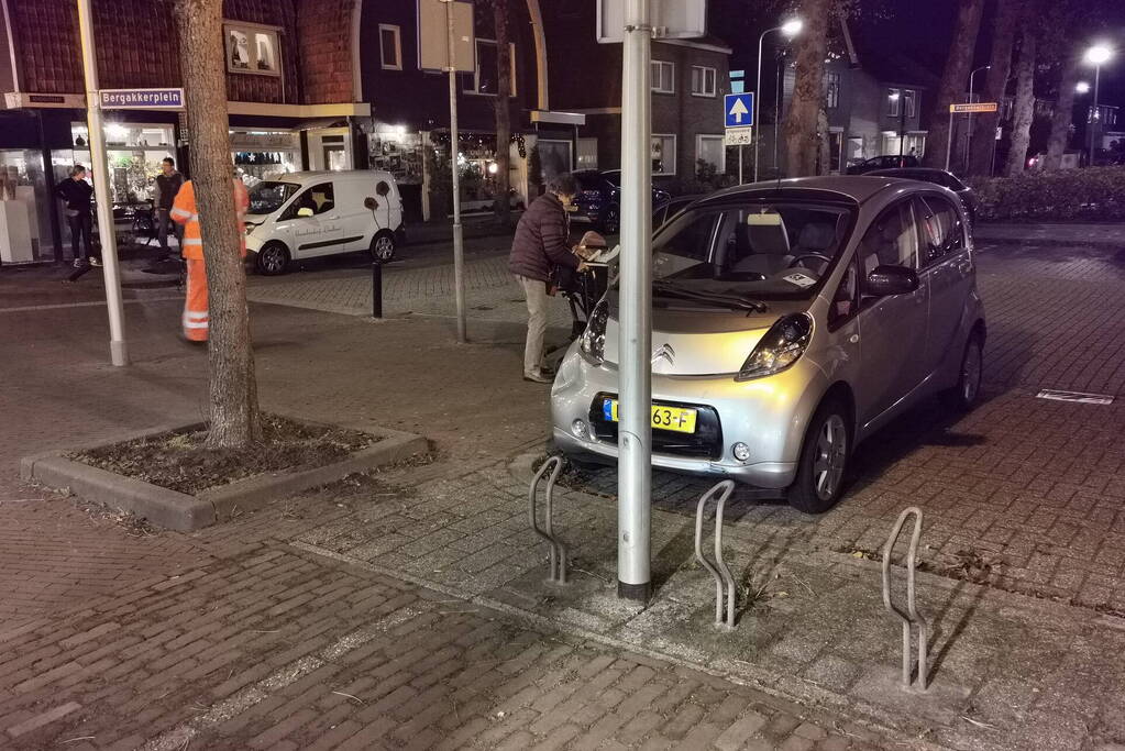 Automobilist veroorzaakt botsing bij inparkeren