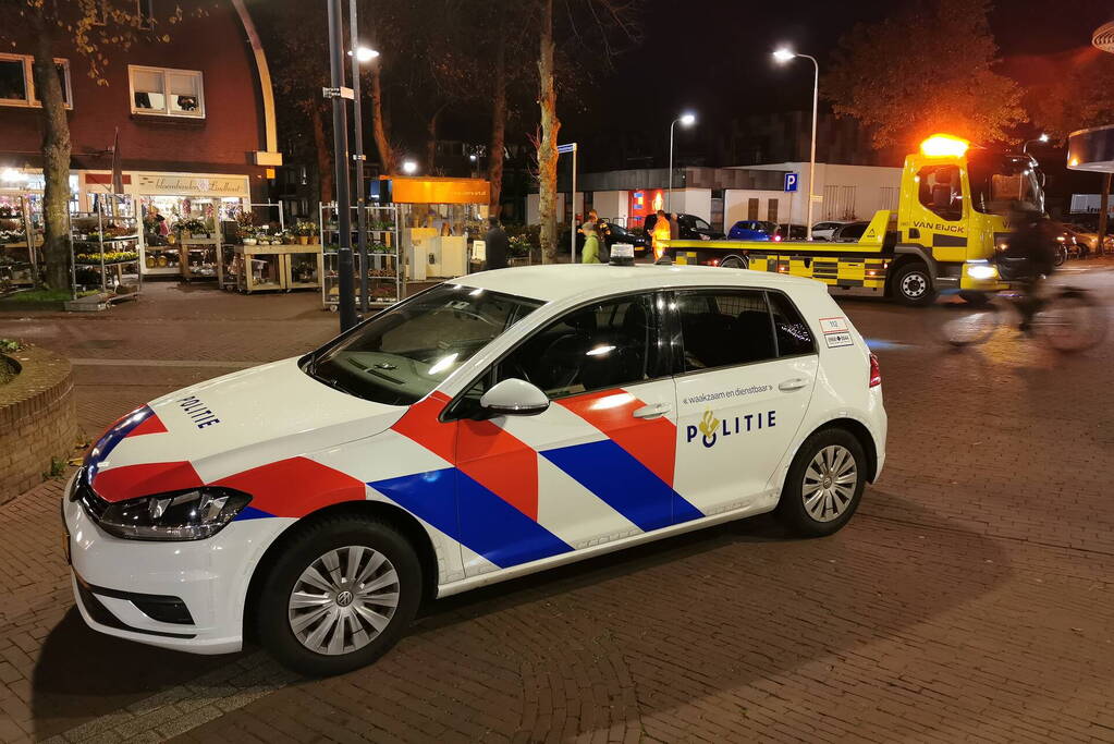 Automobilist veroorzaakt botsing bij inparkeren
