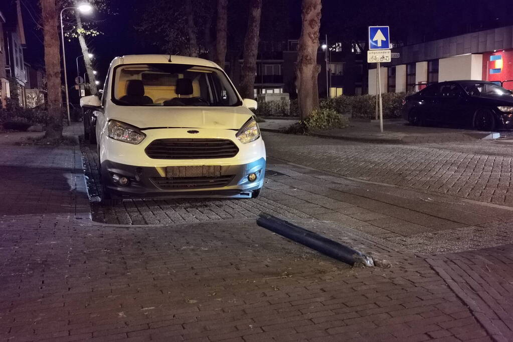 Automobilist veroorzaakt botsing bij inparkeren