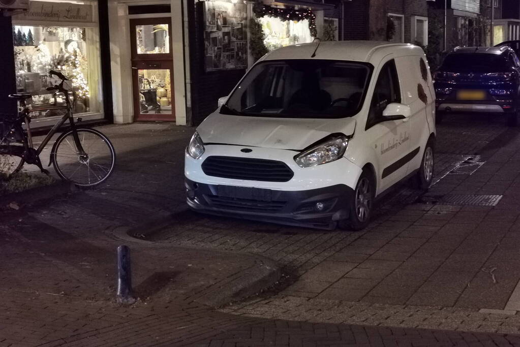 Automobilist veroorzaakt botsing bij inparkeren