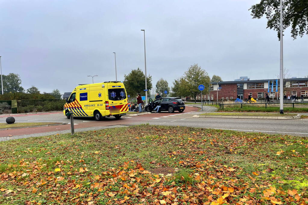 Overstekende fietser aangereden door auto