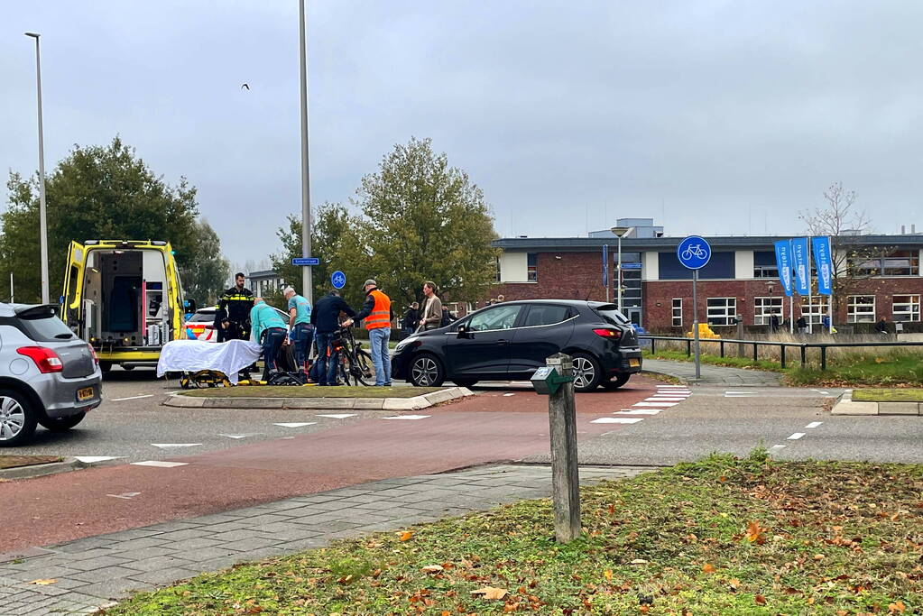 Overstekende fietser aangereden door auto