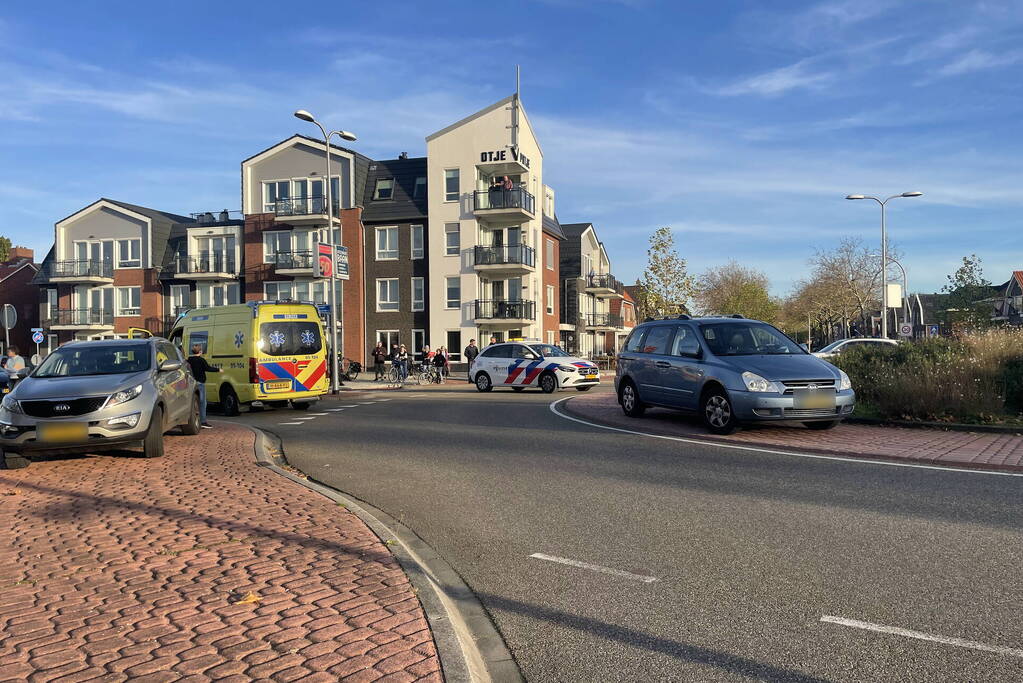 Fietser geschept door personenauto