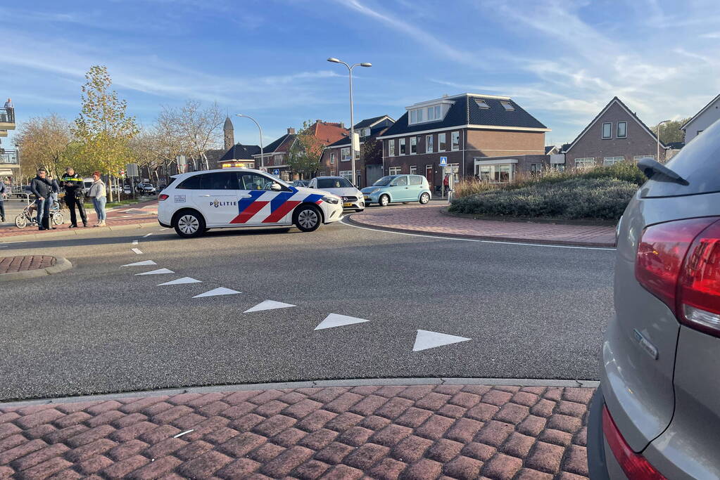 Fietser geschept door personenauto