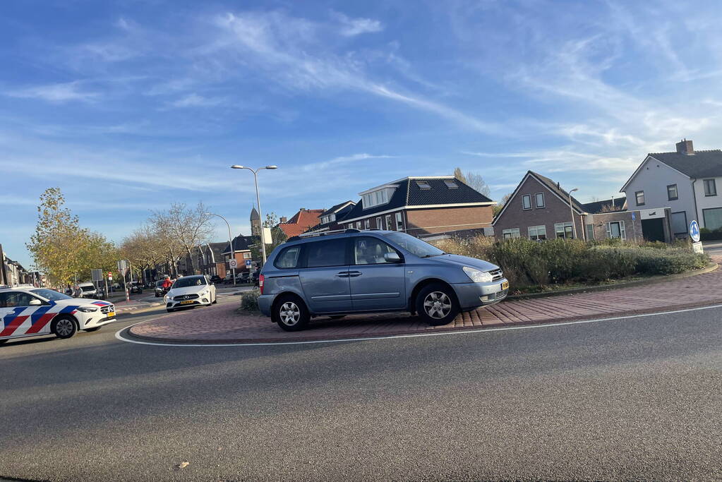 Fietser geschept door personenauto