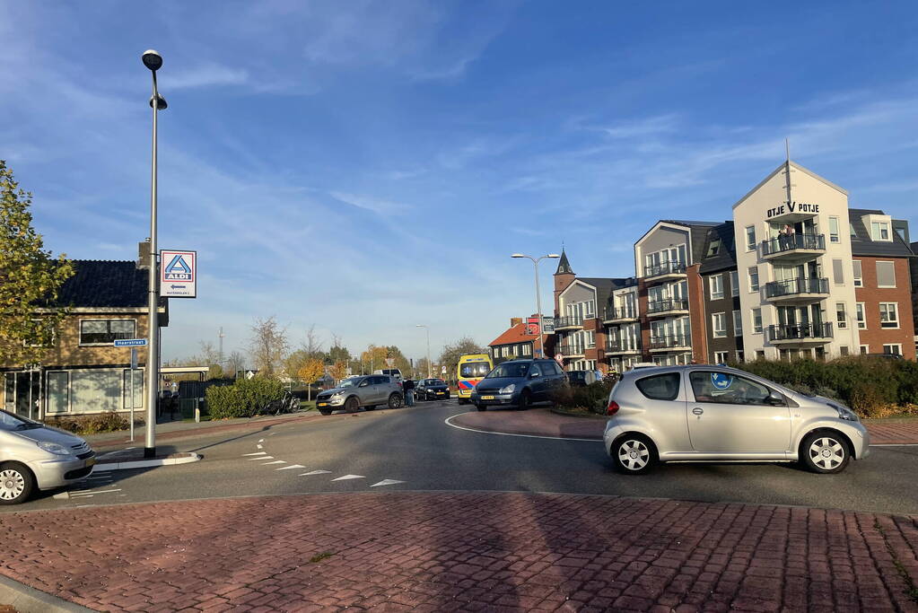 Fietser geschept door personenauto