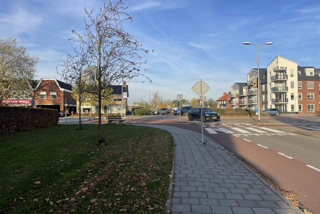 Fietser geschept door personenauto