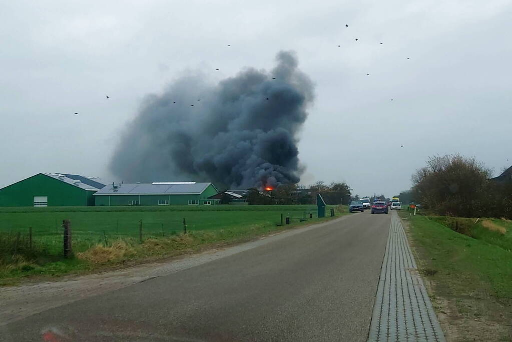 Grote stapel hooi vliegt in brand