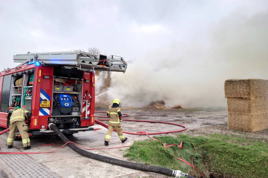 Grote stapel hooi vliegt in brand
