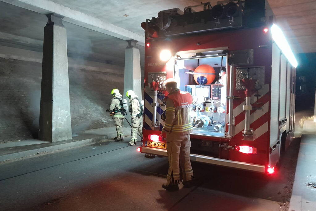 Brandweer blust afvalbrand onder viaduct