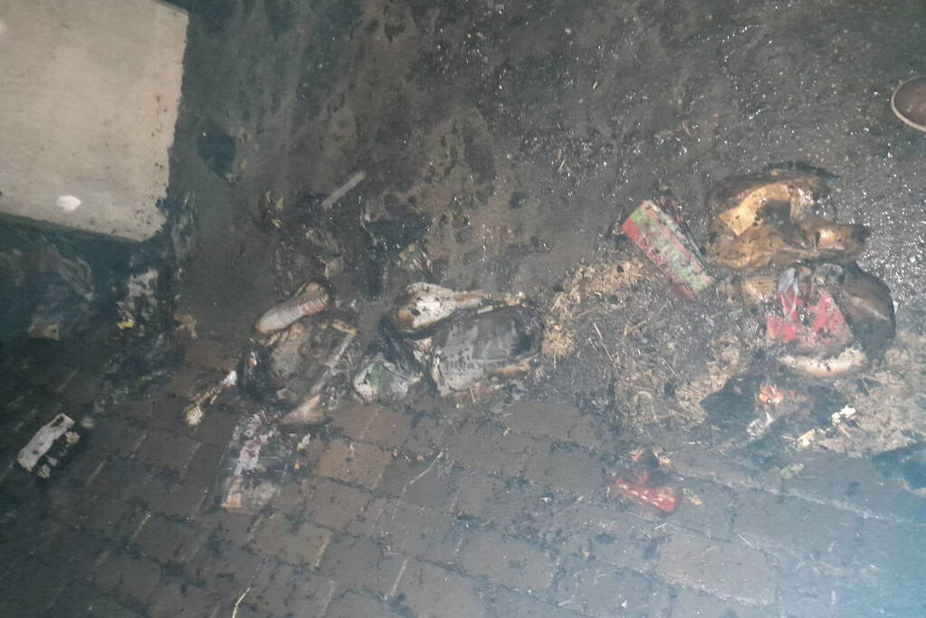 Brandweer blust afvalbrand onder viaduct