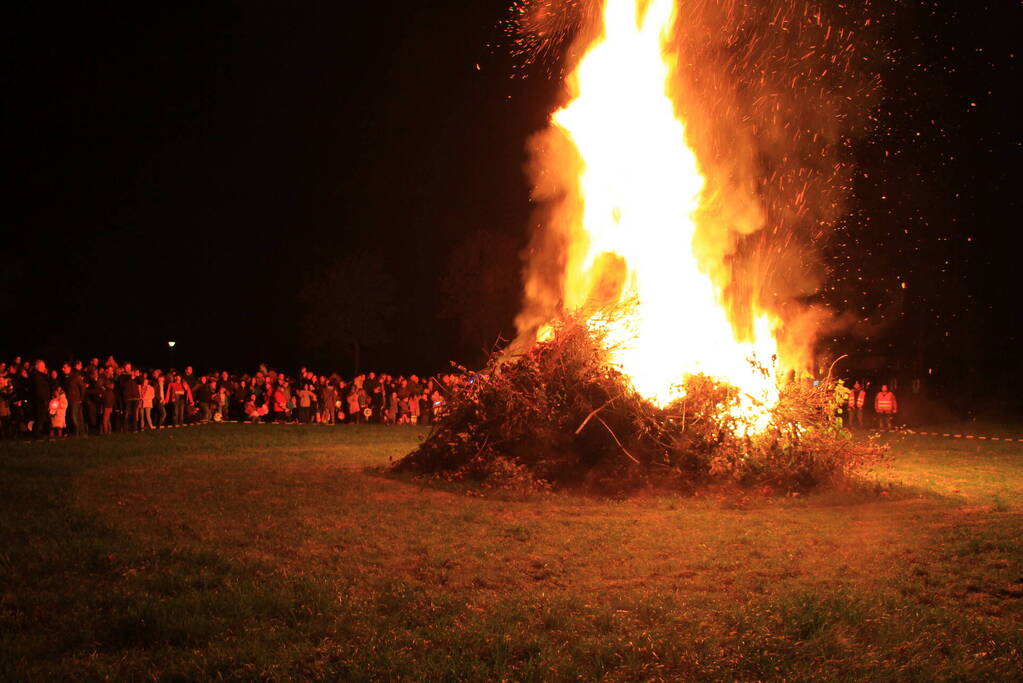 Veel toeschouwers bij Sint Maarten vuur