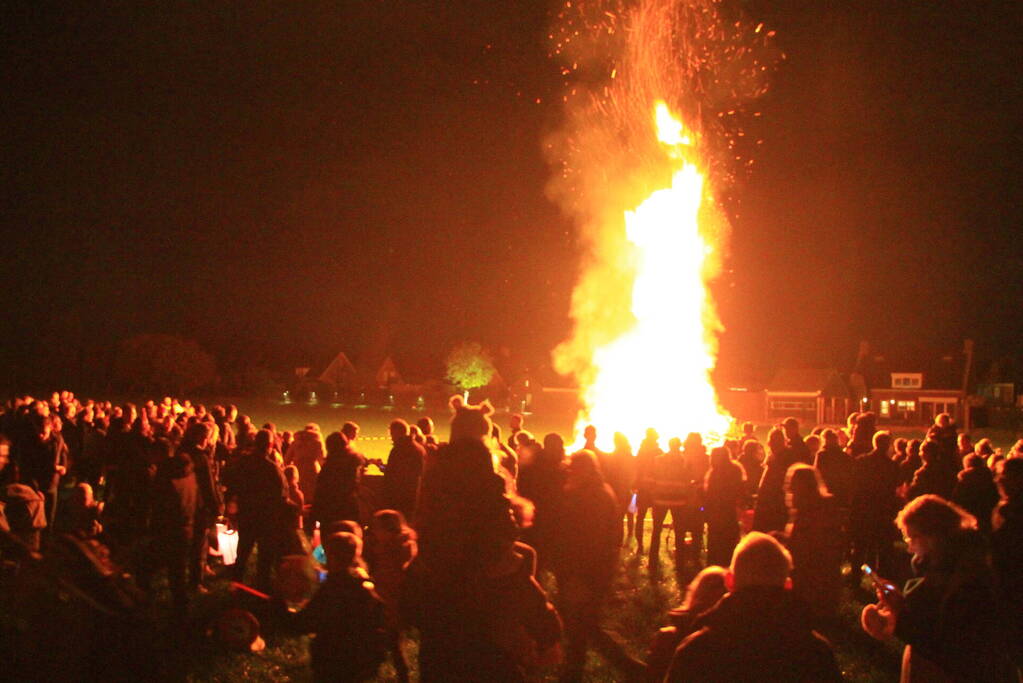 Veel toeschouwers bij Sint Maarten vuur