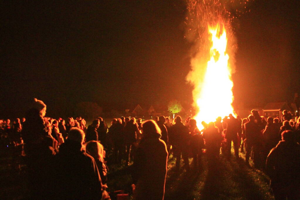 Veel toeschouwers bij Sint Maarten vuur