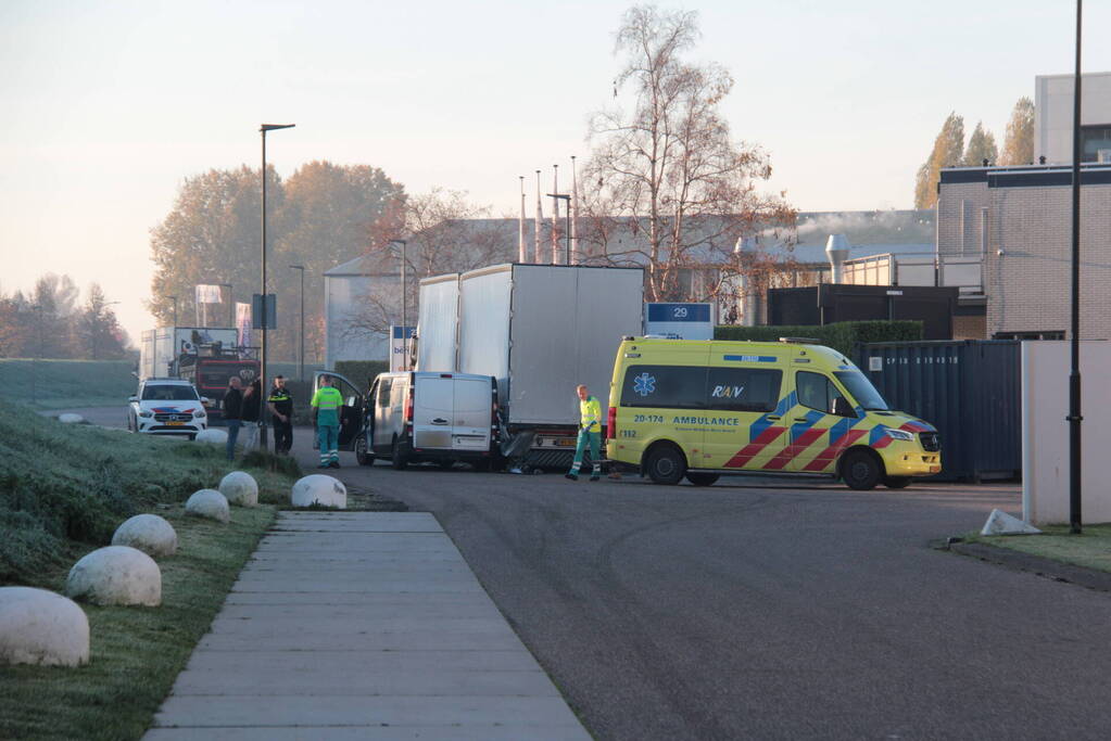 Bestelbus klapt op geparkeerde vrachtwagen