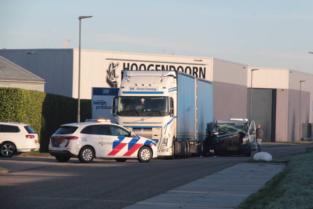 Bestelbus klapt op geparkeerde vrachtwagen