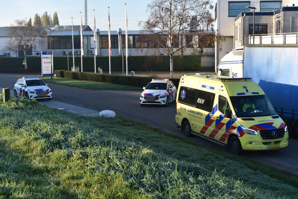 Bestelbus klapt op geparkeerde vrachtwagen
