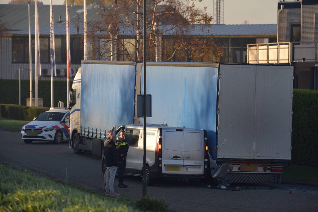 Bestelbus klapt op geparkeerde vrachtwagen