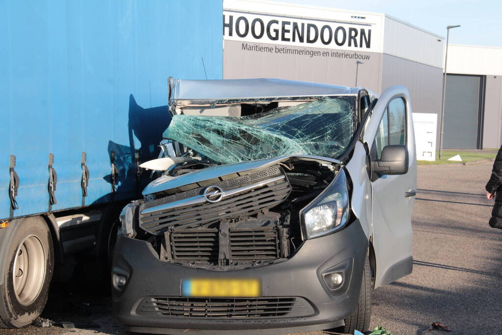Bestelbus klapt op geparkeerde vrachtwagen
