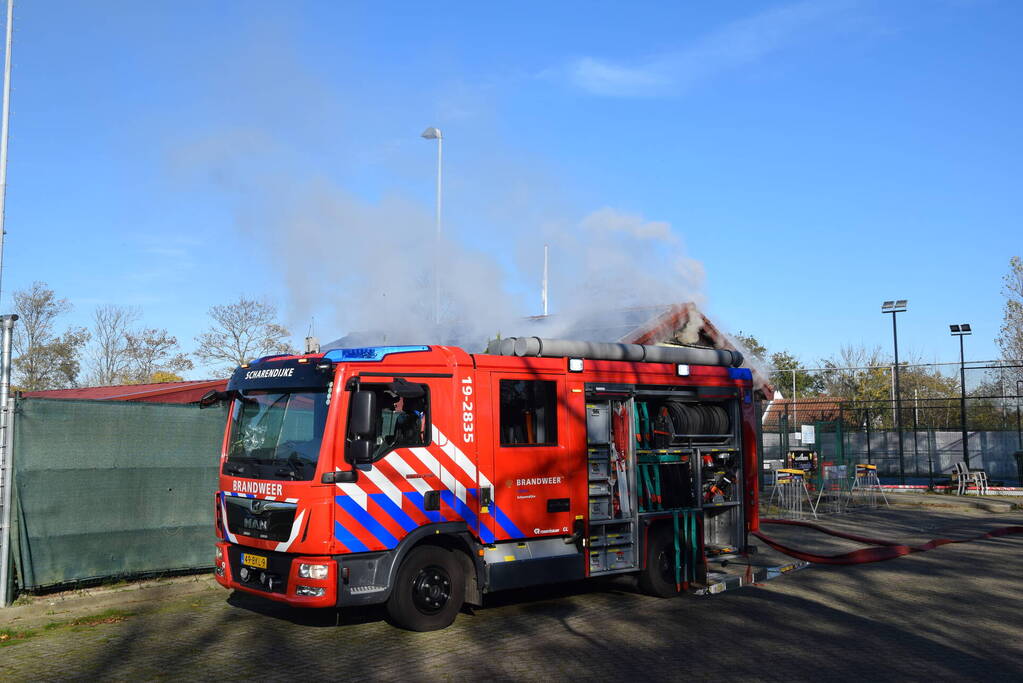 Uitslaande brand in clubgebouw tennisvereniging