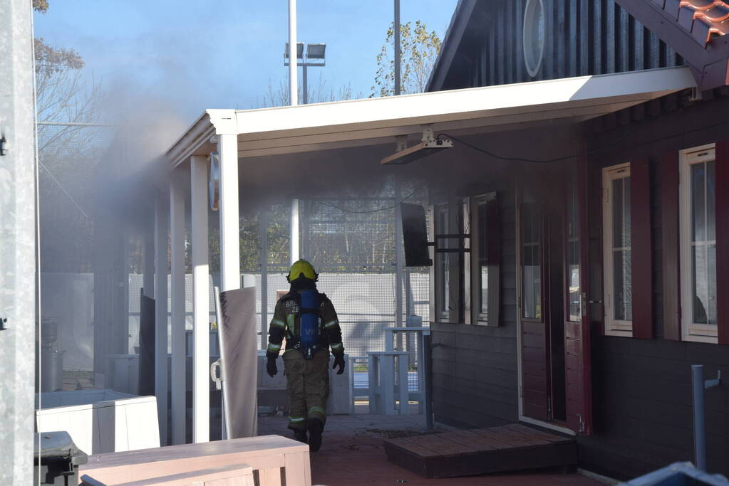 Uitslaande brand in clubgebouw tennisvereniging