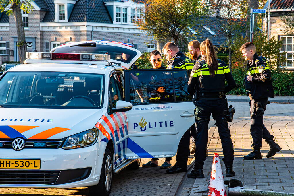 Dronken automobilist rijdt lantaarnpaal uit de grond