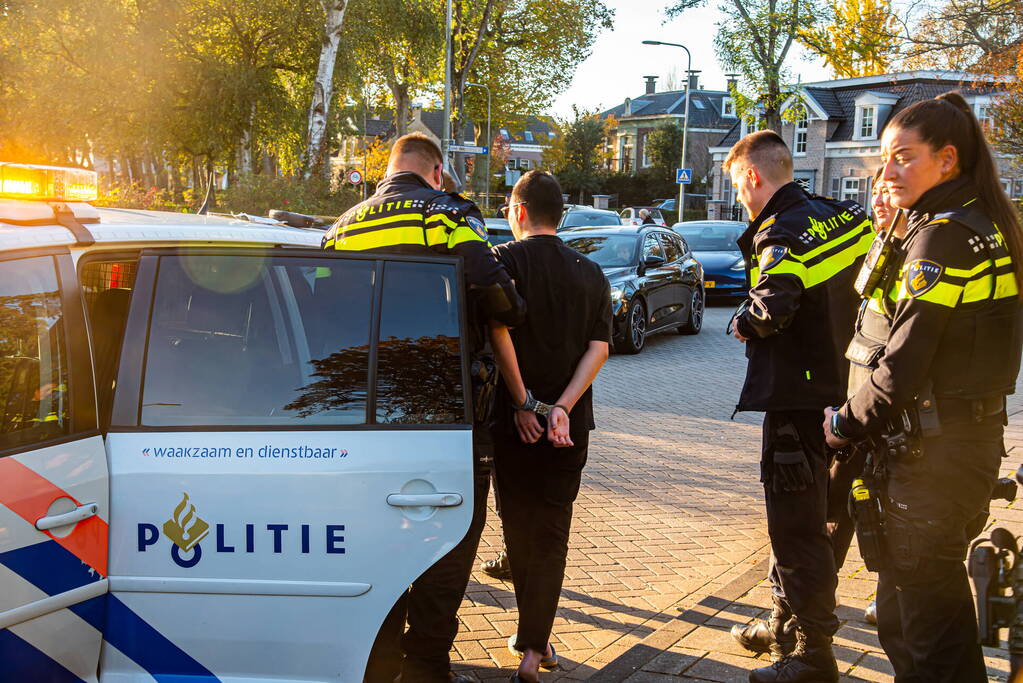 Dronken automobilist rijdt lantaarnpaal uit de grond
