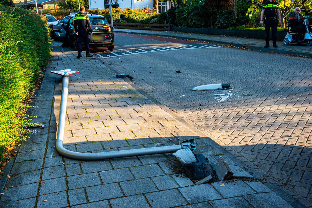 Dronken automobilist rijdt lantaarnpaal uit de grond