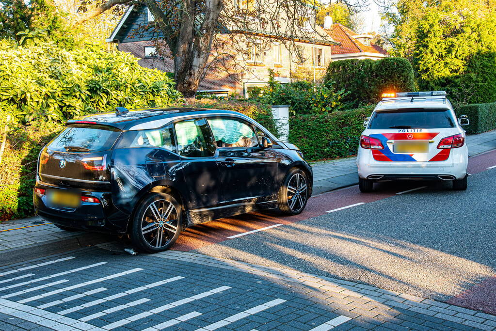 Dronken automobilist rijdt lantaarnpaal uit de grond