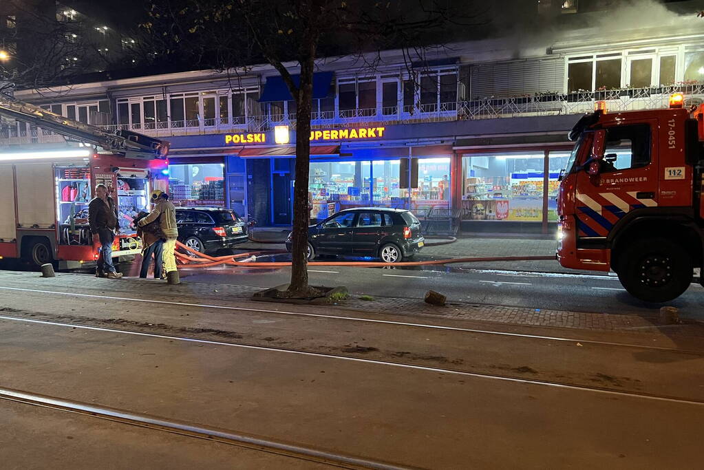 Grote brand in woning boven supermarkt