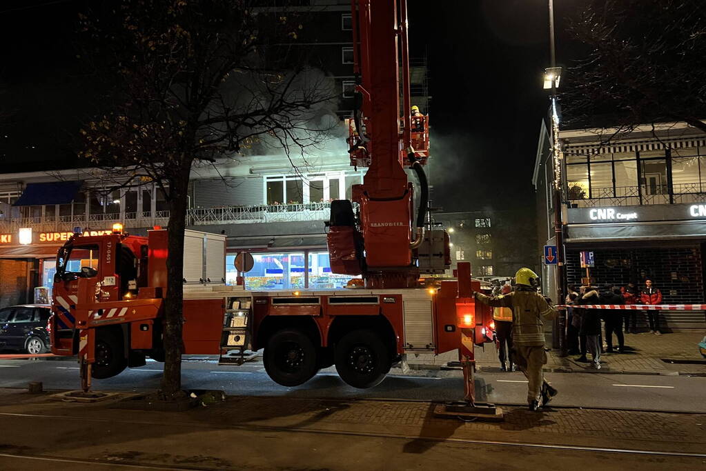 Grote brand in woning boven supermarkt