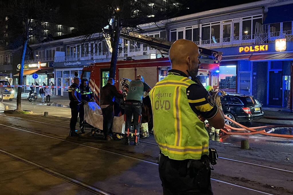 Grote brand in woning boven supermarkt