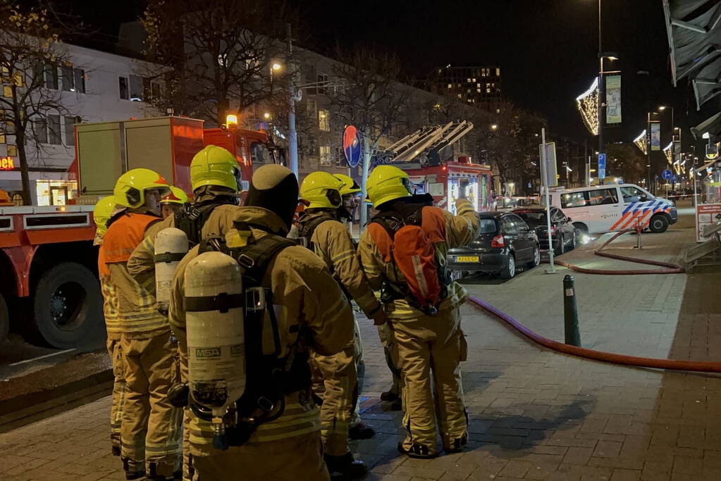 Grote brand in woning boven supermarkt