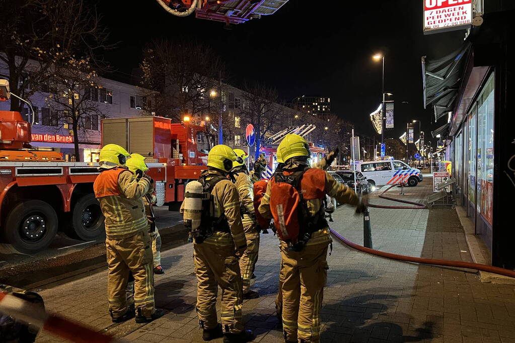 Grote brand in woning boven supermarkt
