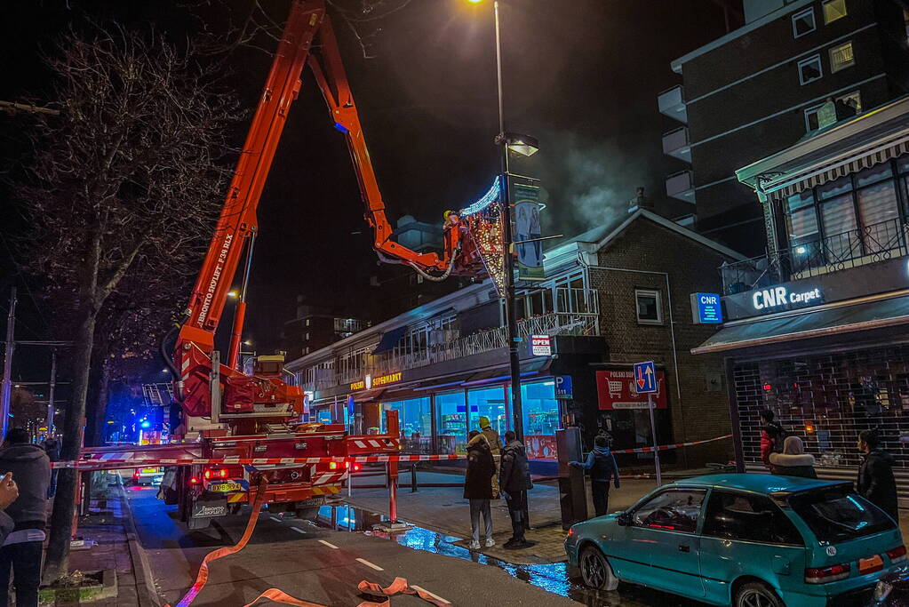 Grote brand in woning boven supermarkt