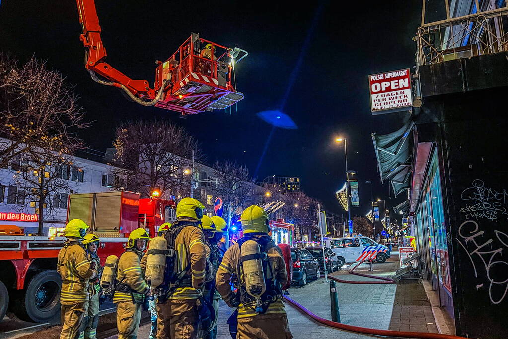 Grote brand in woning boven supermarkt
