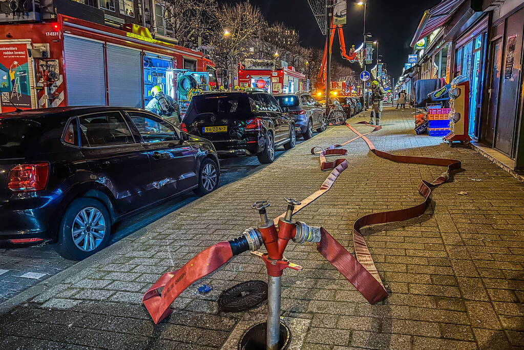 Grote brand in woning boven supermarkt