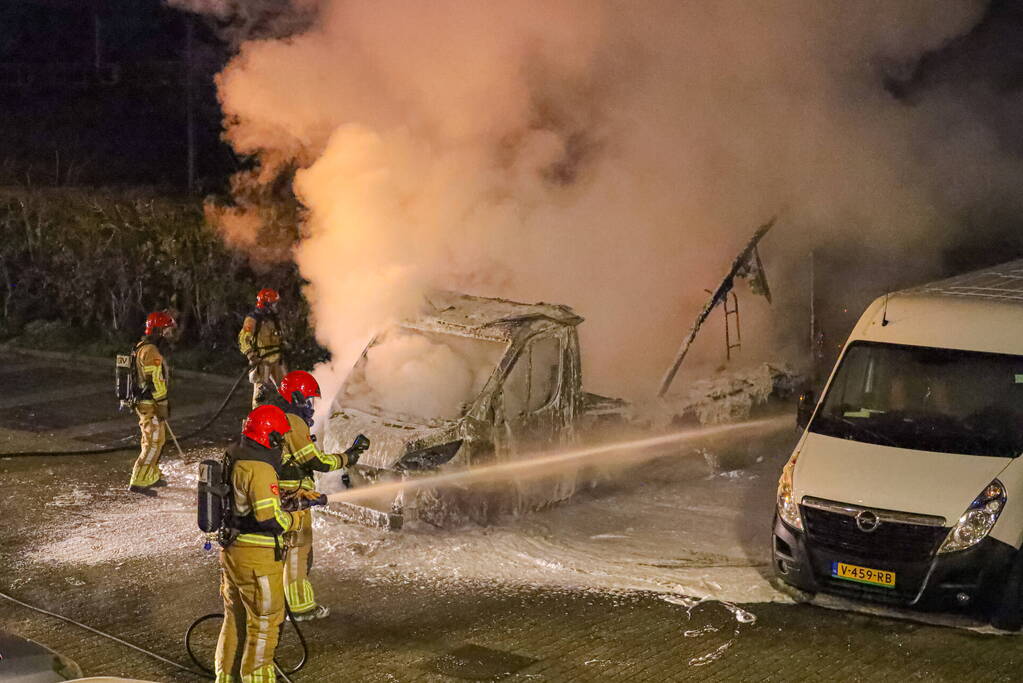 Bakwagen volledig uitgebrand
