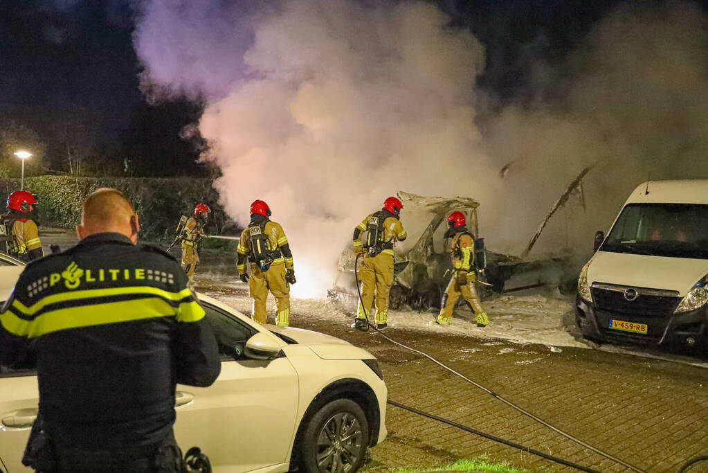 Bakwagen volledig uitgebrand