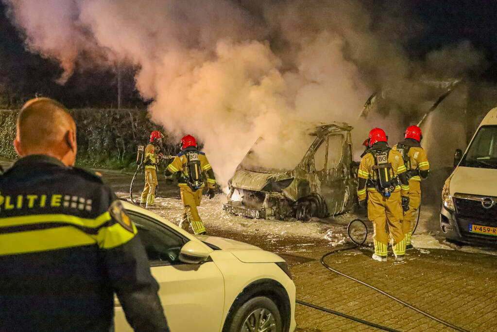 Bakwagen volledig uitgebrand